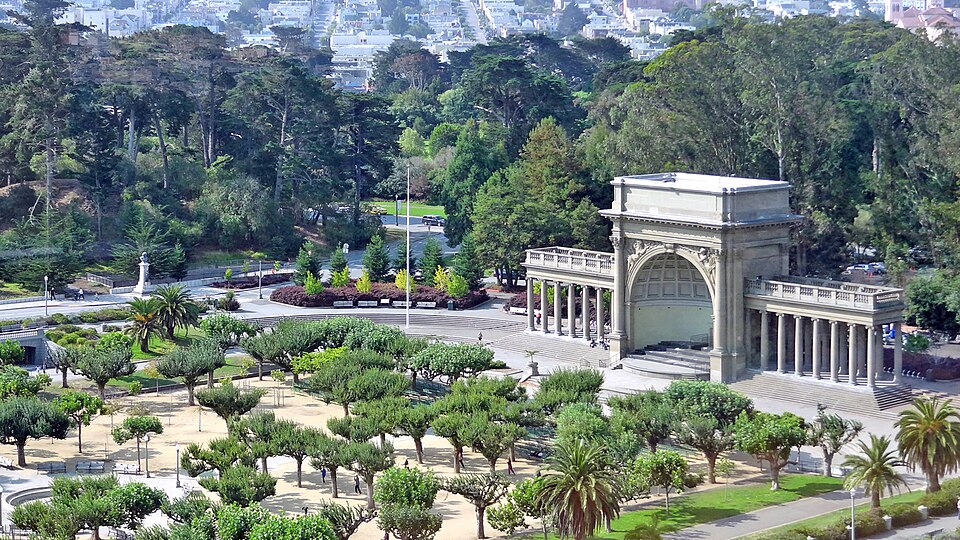 California-06241 - In front of museum (20449897948)